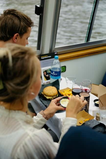 Amsterdam canal cruise with culinary burger or cheese & wine - The canal route: from De Negen Straatjes to the Jordaan