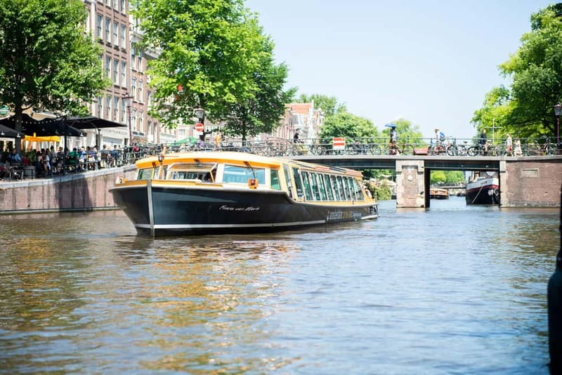 Amsterdam canal cruise with culinary burger or cheese & wine - Getting oriented at Prinsengracht (and spotting the yellow coats)
