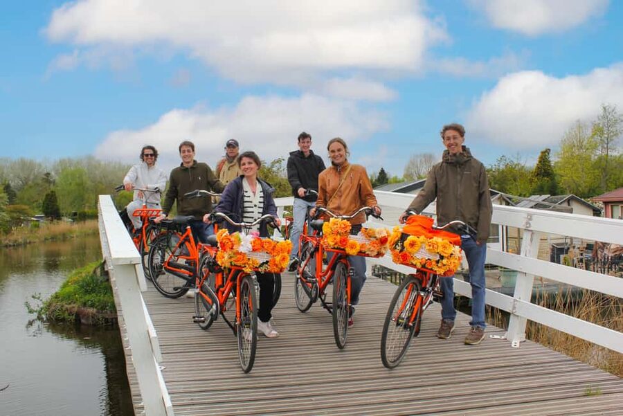 Amsterdam: Cheese Tasting, Windmill & Countryside Bike Tour - Meeting at Nieuwezijds Voorburgwal and easing into the ride