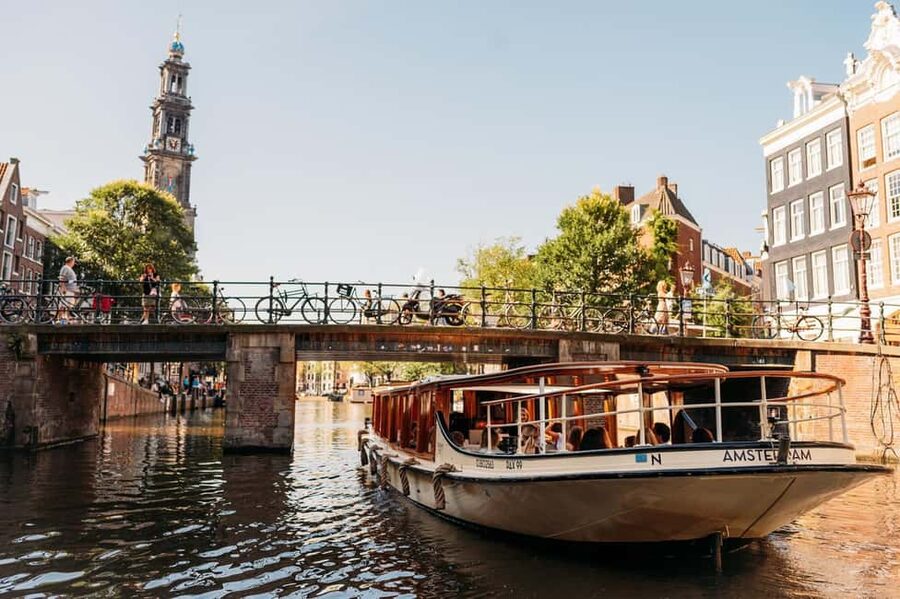 Amsterdam: Classic Boat Cruise with Optional Cheese & Wine - The Guides, the Tone, and How the Hour Stays Fun