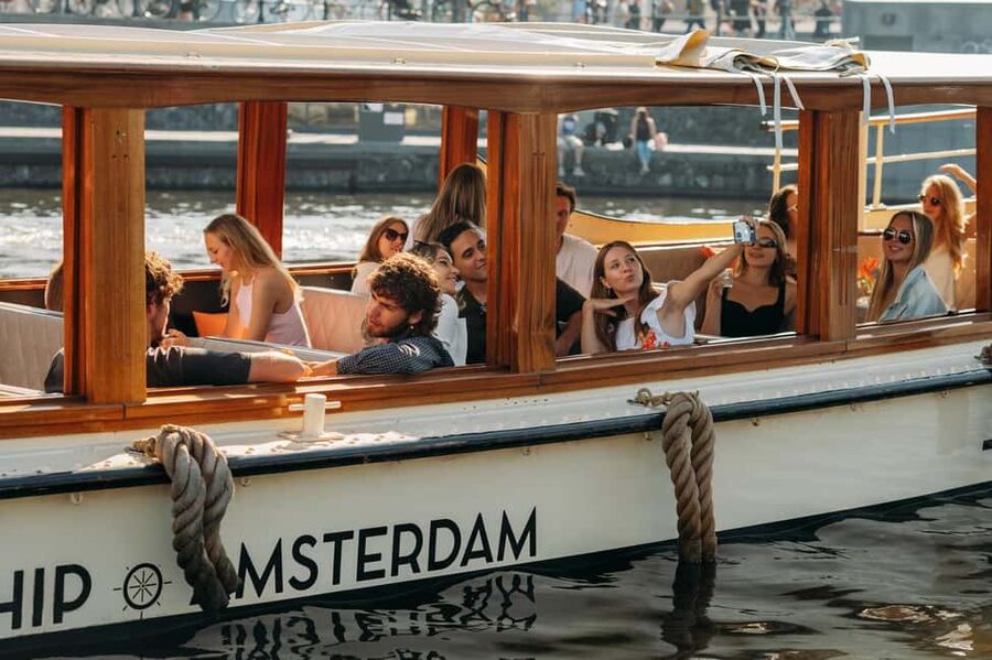 Amsterdam: Classic Saloon Boat Cruise with Cheese & Wine - Meeting Points, Warm Weather Reality, and Boat Entry Notes