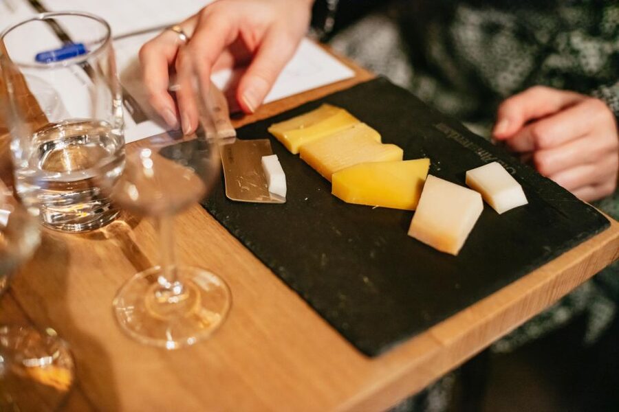 Amsterdam: Dutch Cheese Tasting Experience with Wine - The shop downstairs: use the 20% discount to buy better