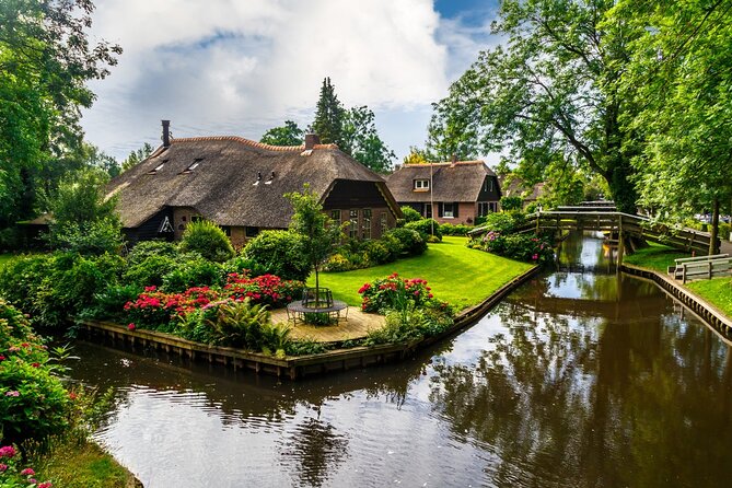 Amsterdam: Giethoorn Tour Scenic Cruise, Cheese & Free Time - The 1-hour canal cruise with local skippers: the main event
