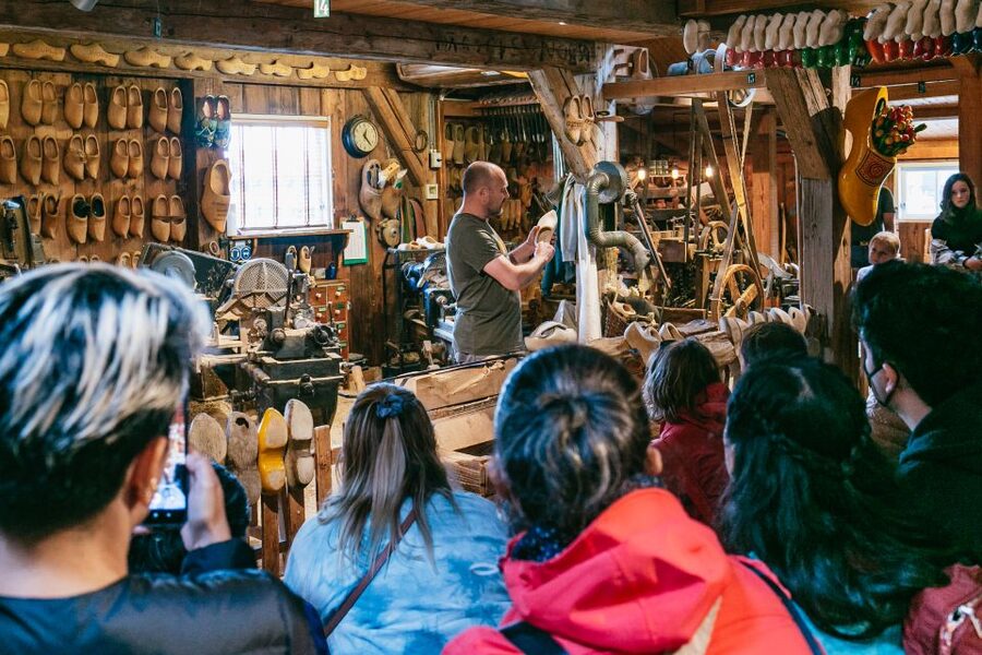 Amsterdam: Guided Zaanse Schans, Windmills & Cheese Tour - Catharina Hoeve Cheese Farm: Tastings Are the Main Event