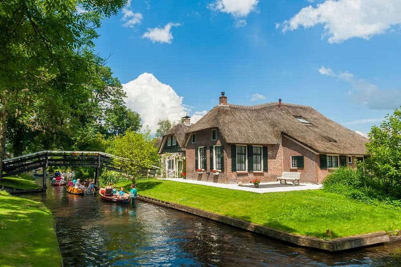Amsterdam: Live GuideD Giethoorn Boat Tour & Cheese Platter - Why Giethoorn Feels Like a Dutch Canal Movie