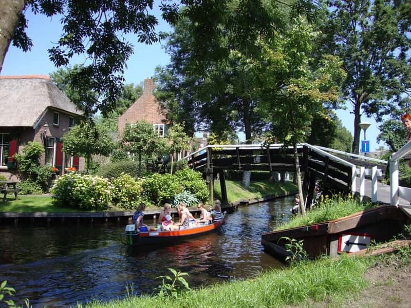 Amsterdam: Live GuideD Giethoorn Boat Tour & Cheese Platter - What You’ll Want to Bring (And What Not to Bring)