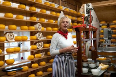 Amsterdam: Traditional Cheese Market Tour to Alkmaar - Entering the Alkmaar cheese market: handclaps, cheese girls, and tastings