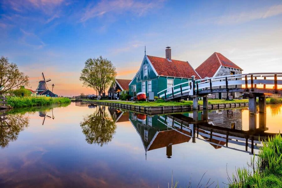 Amsterdam: Zaanse Schans, Cheese Tasting & Volendam Tour - Comfort, group size, and the host/driver factor