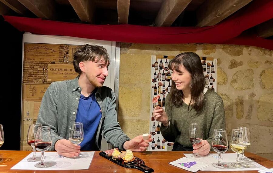 Bordeaux wines : tasting with 4 white wines and cheeses - Should you book? My straight answer