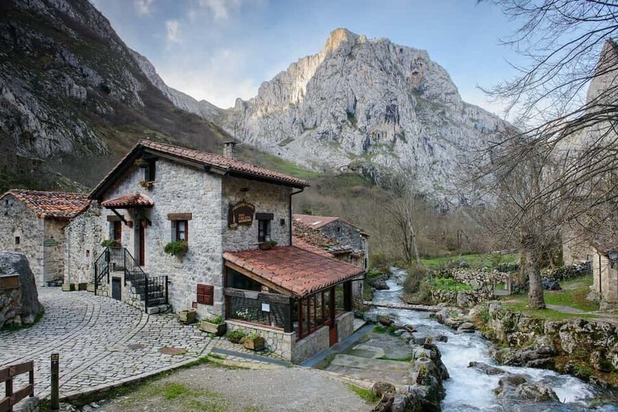 Bulnes: Excursion with funicular and Cabrales cheese cave in the Picos de Europa - From Cangas de Onís to Poncebos: the Cares Gorge build-up