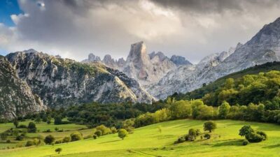 Bulnes: Excursion with funicular and Cabrales cheese cave in the Picos de Europa - Poncebos: the Cares Route start and those “river-carved” walls