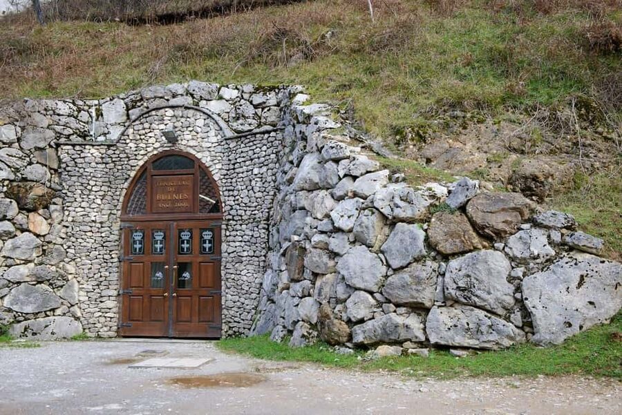 Bulnes: Excursion with funicular and Cabrales cheese cave in the Picos de Europa - Arenas de Cabrales and Cueva del Queso: the work behind the flavor