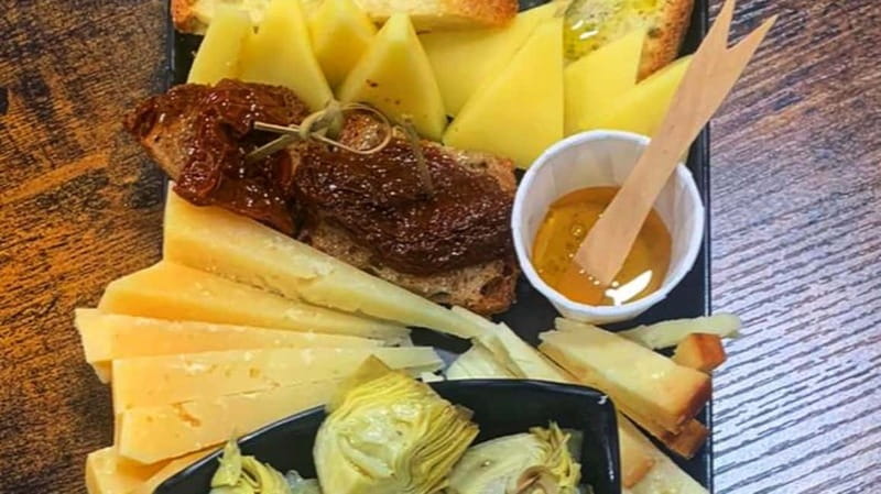 Cagliari: Private artisan beer and cheese tasting - Cheese, olives, and bread: how the pairing is built