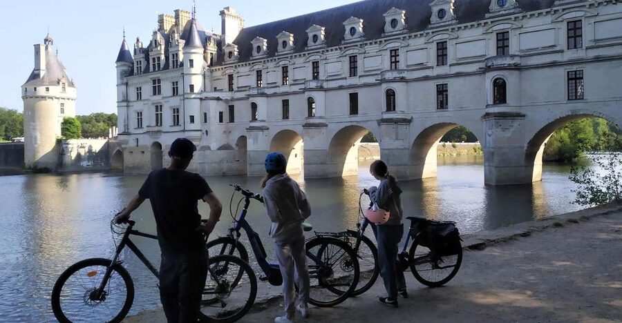 Chenonceau: guided ebike ride and wine & cheese picnic lunch - Gliding along the Cher: Roman roads, villages, and river pauses