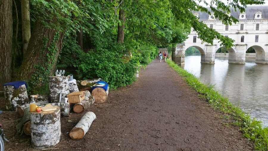 Chenonceau: guided ebike ride and wine & cheese picnic lunch - Reaching Chenonceau: the castle in your line of sight before lunch