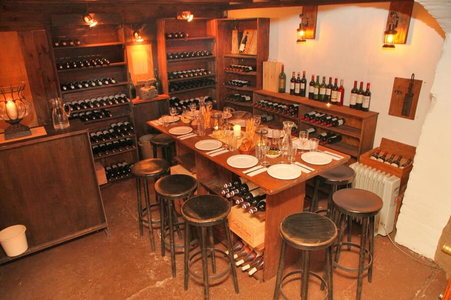 Cologne-Nippes: Gourmet wine tasting with cheese platter - Red wine flight: AOP progression and a finish with Camembert de Normandie