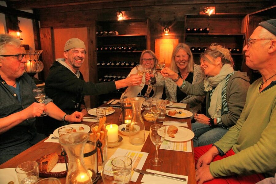 Cologne-Nippes: Gourmet wine tasting with cheese platter - Included food and extras: olives, bread, and water that matter