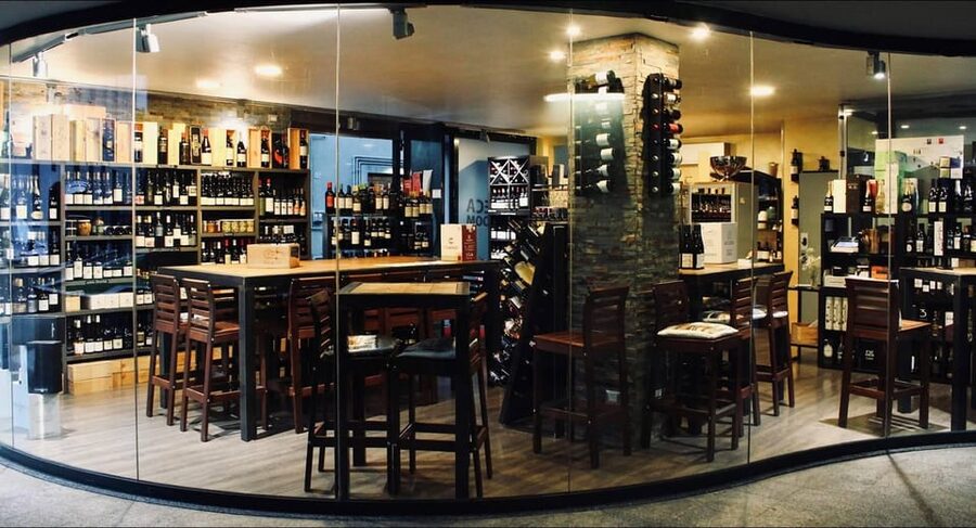 Como: Wine Tasting Experience with Cheese and Cold Cuts - Walking into Enoteca Capitan Drake near Como’s old walls