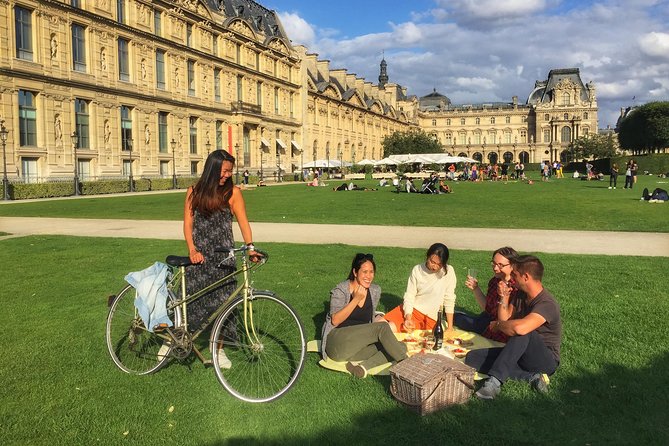 First Day Bike Tour, Top Sights, hidden gems, Wine&Cheese picnic - Place de la Concorde and a Louvre Peek: Two Major Landmarks, One Smart Tradeoff