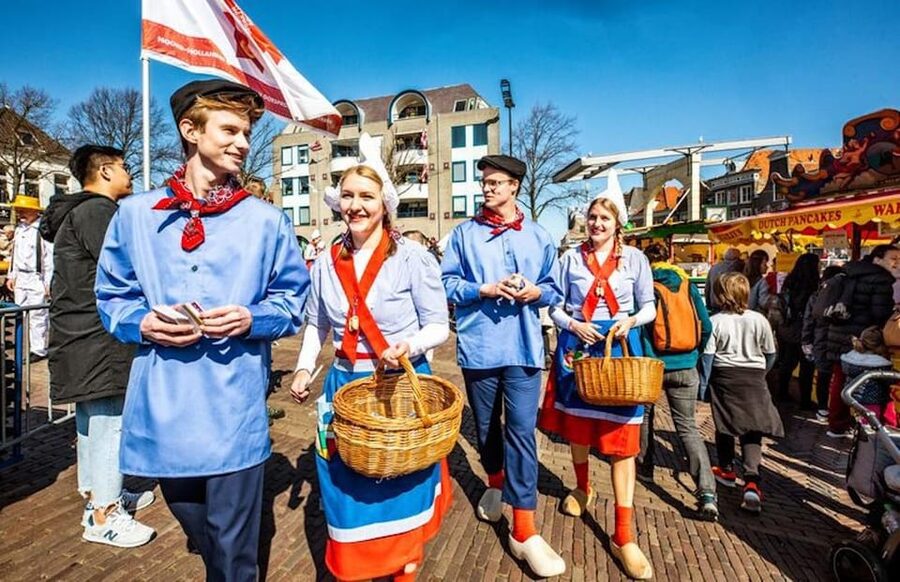 From Amsterdam; Alkmaar Cheese market & Zaanse Schans - Logistics from Amsterdam Central: the easy part of your day