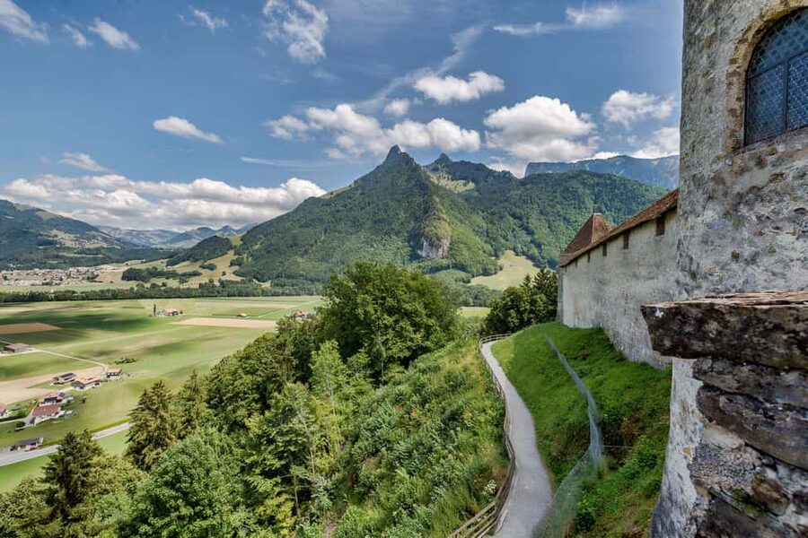 From Lausanne: Gruyères Tour with Chocolate & Cheese Tasting - What to watch for during the chocolate tasting