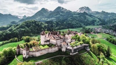 From Lausanne: Gruyères Tour with Chocolate & Cheese Tasting - Maison Cailler: chocolate factory visit and tasting that sets the tone
