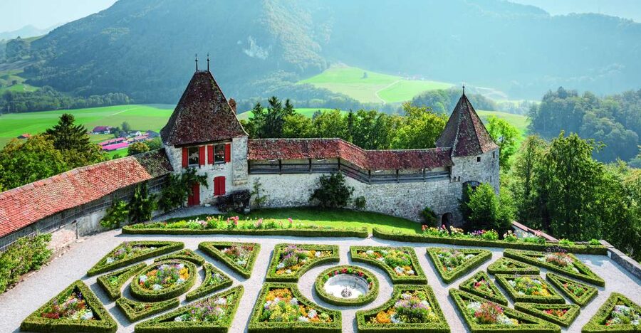From Montreux: Gruyères City Cheese and Chocolate Day Tour - Walking the medieval city: getting oriented before the castles
