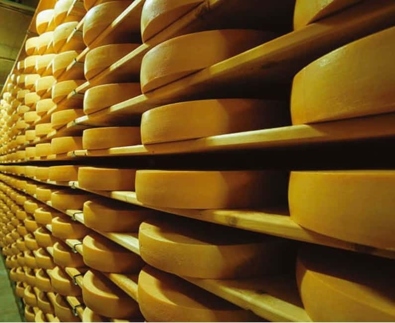 Geneva: Gruyères Tour with Chocolate, Cheese & Golden Train - Maison du Gruyère and the cheese museum experience
