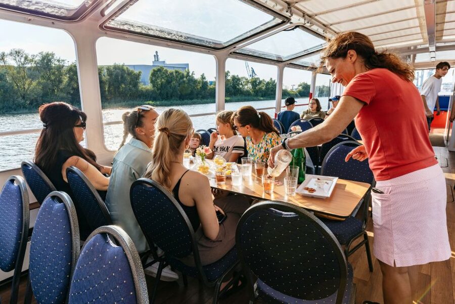 Hamburg: Harbor Cruise with Wine and Cheese - The 90 minutes: the sights that matter from the water