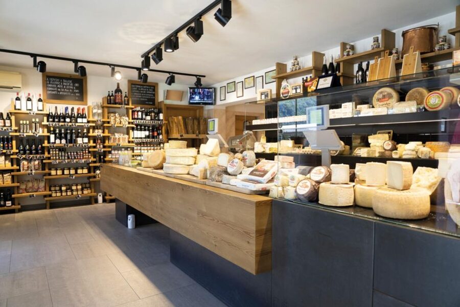 Lake Como: Cheese and Wine Tasting in Valsassina - The Two-Cheese Tasting: Simple, Focused, and Actually Satisfying