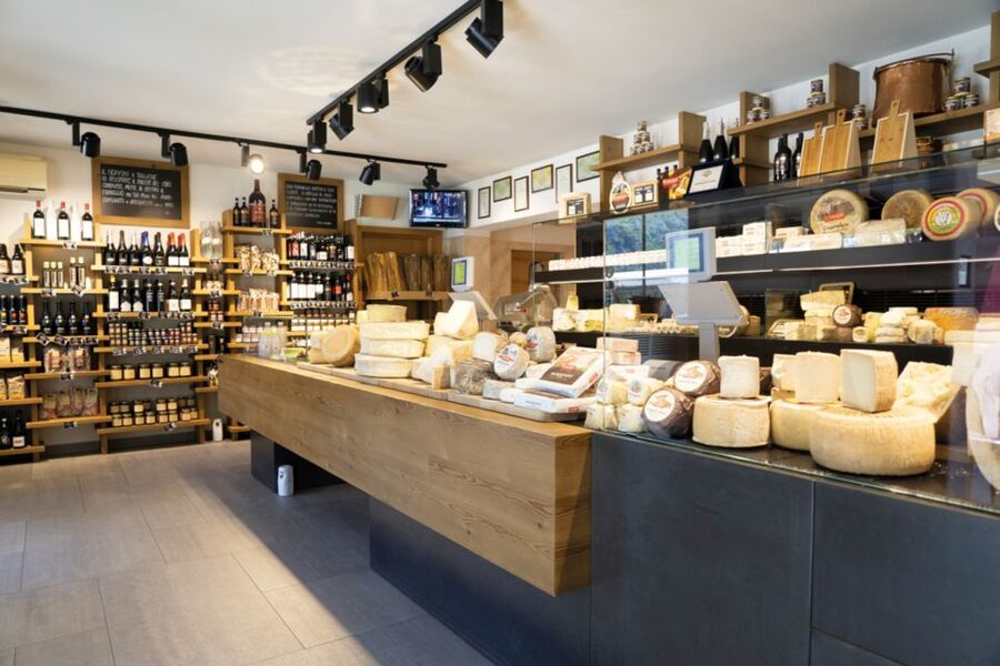 Lake Como: Cheese Factory Tour and Tasting in Valsassina - Meet the Mastro Casaro: tasting 8 cheeses with compotes, honey, and wine