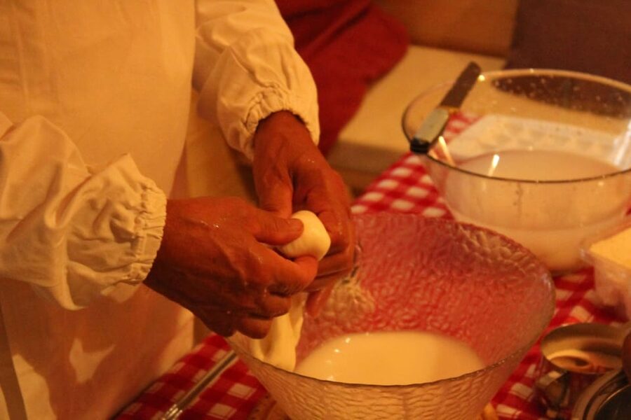 Matera: Mozzarella and Cheese tasting with a Cheesemaker - The burrata factor: why this class gets remembered