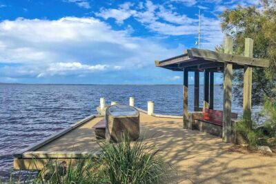 Noosa Hinterland Tour with Lunch, Wine & Cheese Tasting & more - Kin Kin country-town stop: old-school charm without the detour