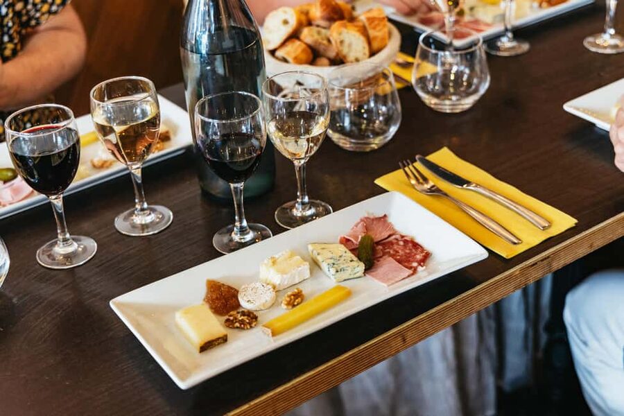 Paris: Montmartre Cheese, Wine & Pastry Guided Walking Tour - Finding the Meet-Up Near Blanche Metro (So You Start Stress-Free)