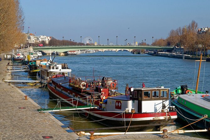 Paris : Private electric bike tour with wine and cheese tasting - Eiffel Tower to Pont Alexandre III: instant Paris, done right