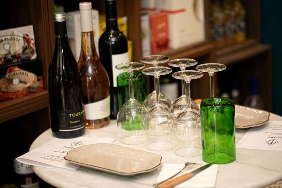 Paris: Tasting of 3 Wine and 3 Cheese - What You Taste: The 3-Wine Flight + 3 Cheese Pairings