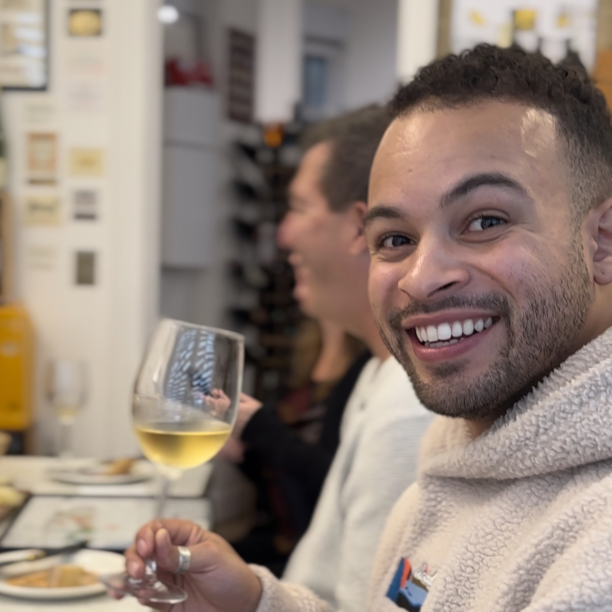 Paris: Wine Tasting Experience with 6 Wines and Cheese Board - The 2-hour flow: from glass basics to the five S’s
