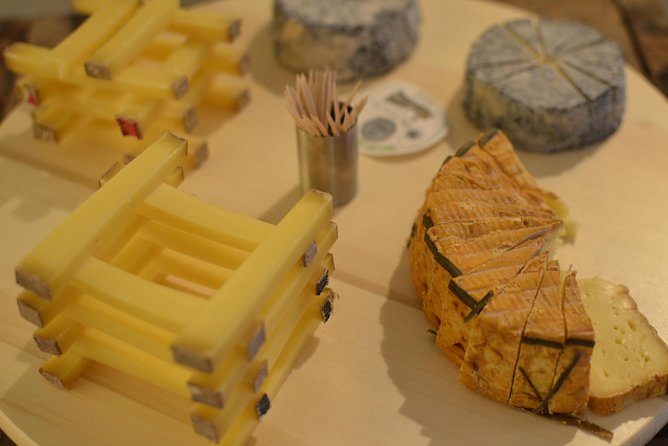 Paris Wine with Cheese Pairing & Tasting Small Group Class - How the class is structured: tasting first, explanations right after