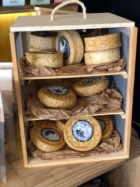 Porto: Cheese and Port Wine Tasting in a Unique Place - Marmalade, olive oil, and fresh bread: the “supporting cast”