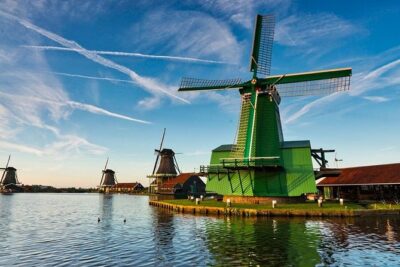 Private Zaanse Schans & Volendam Tour: Windmills, Cheese & Clogs - Zaanse Schans windmills: more than a photo stop