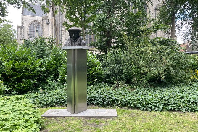 Self-Guided Walking Tour of Gouda: Canals, Colonies, and Cheese - Brewing history at a liquor store: over 200 breweries and monasteries