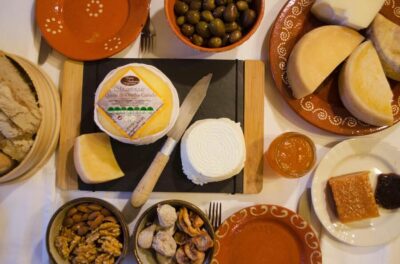 Serra da Estrela: Serra da Estrela cheese tasting - First stop: Casa Cerro da Correia and the red gate meet-up