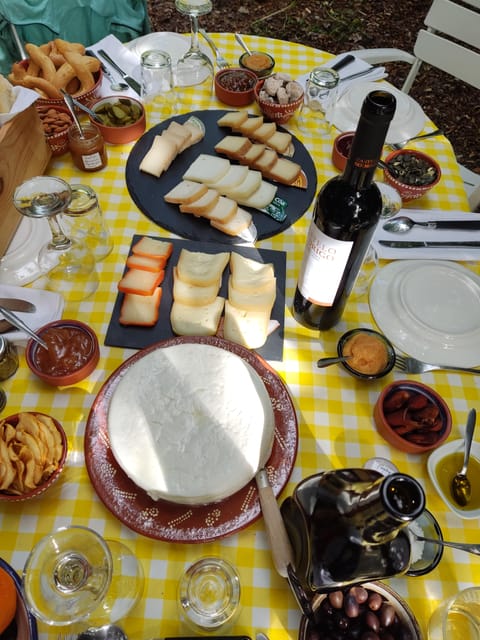 Serra da Estrela: Serra da Estrela cheese tasting - Pairings that make the cheese make sense: wine, jams, fruits, cookies