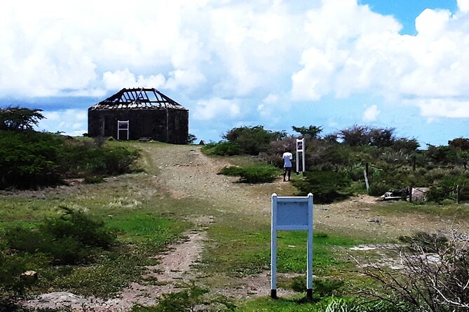 St.Martin-St.Maarten: Small Group, History & Cheese Tasting Tour - Dutch Cheese & Liquor store tasting: what to expect from the pairing