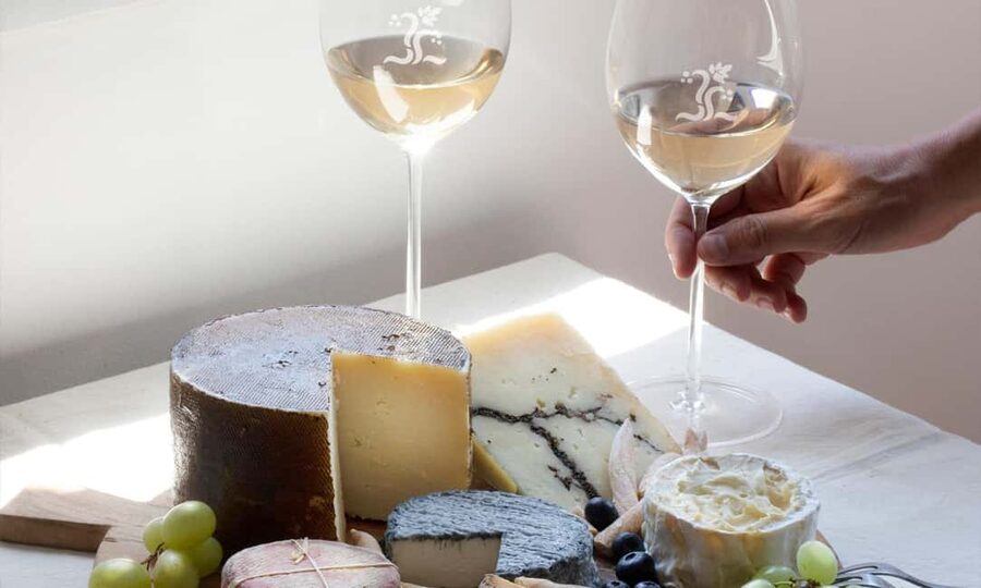 Torrevieja: Wine and Cheese Tasting at Torre del Moro - The tasting you’re paying for: La Mata wine + six artisan cheeses