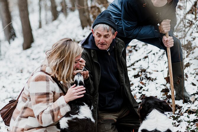 Truffle Hunting and Cheese, Truffle & Wine Tasting near Alba - Stop 1: the forest hunt and what the dogs teach you