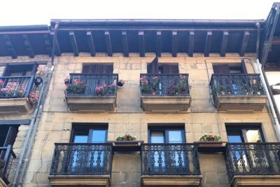 Visit San Sebastian and a Family Cheese Farm with Tasting (From Bilbao) - The txoko tasting: cheese, cider or wine, and mountain views