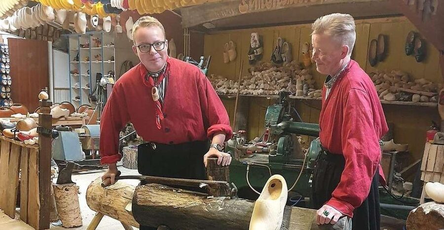 Volendam: 2-Hour Clogmaking Workshop and Cheese Tour - Getting the most from the 2-hour format