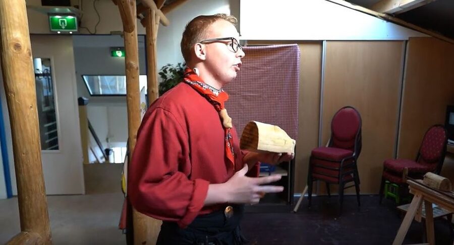 Volendam: 2-Hour Clogmaking Workshop and Cheese Tour - Guide quality and what language support means for you