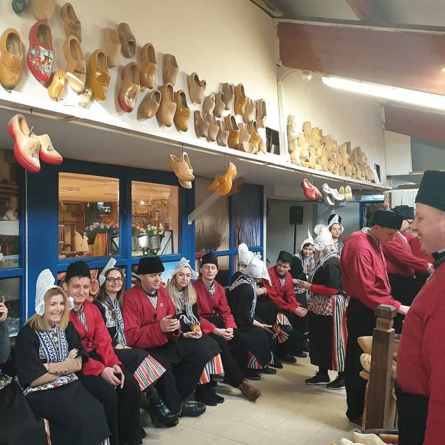 Volendam: Traditional Costume Photo with Cheese & Clog Tour - Who this tour suits best (and who might skip it)